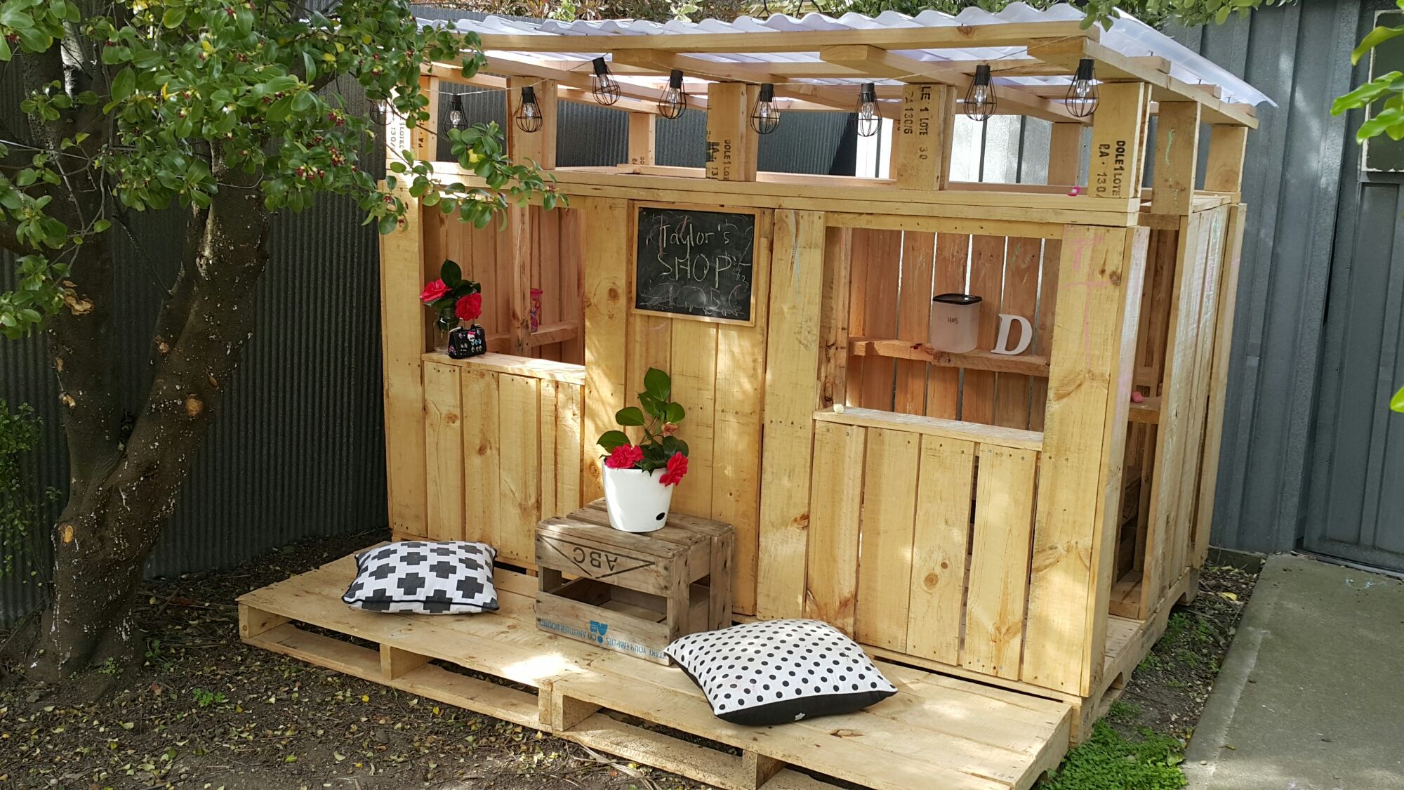 Diy Kids Playhouse Pallets